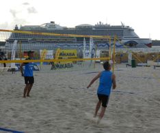 03 Beach-Volleyball mit AIDAprima im Hintergrund
