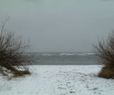 04 eisiger Ostswind und Schneeregen am Strand
