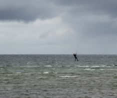 06 optische Täuschung - ein Kiter steht auf dem Wasser
