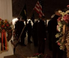 07 Zeremonie in der unterirdischen Gedenkhalle