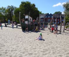 12 am Strand von Eckernförde können die Kids toll toben