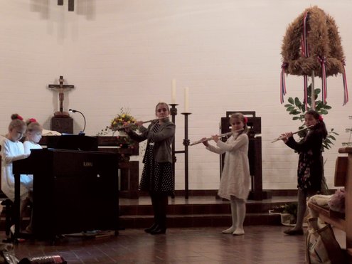 junge Musiker in der Kirche