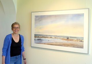 Barbara Hirsekorn vor einem großformatigen Aquarellbild